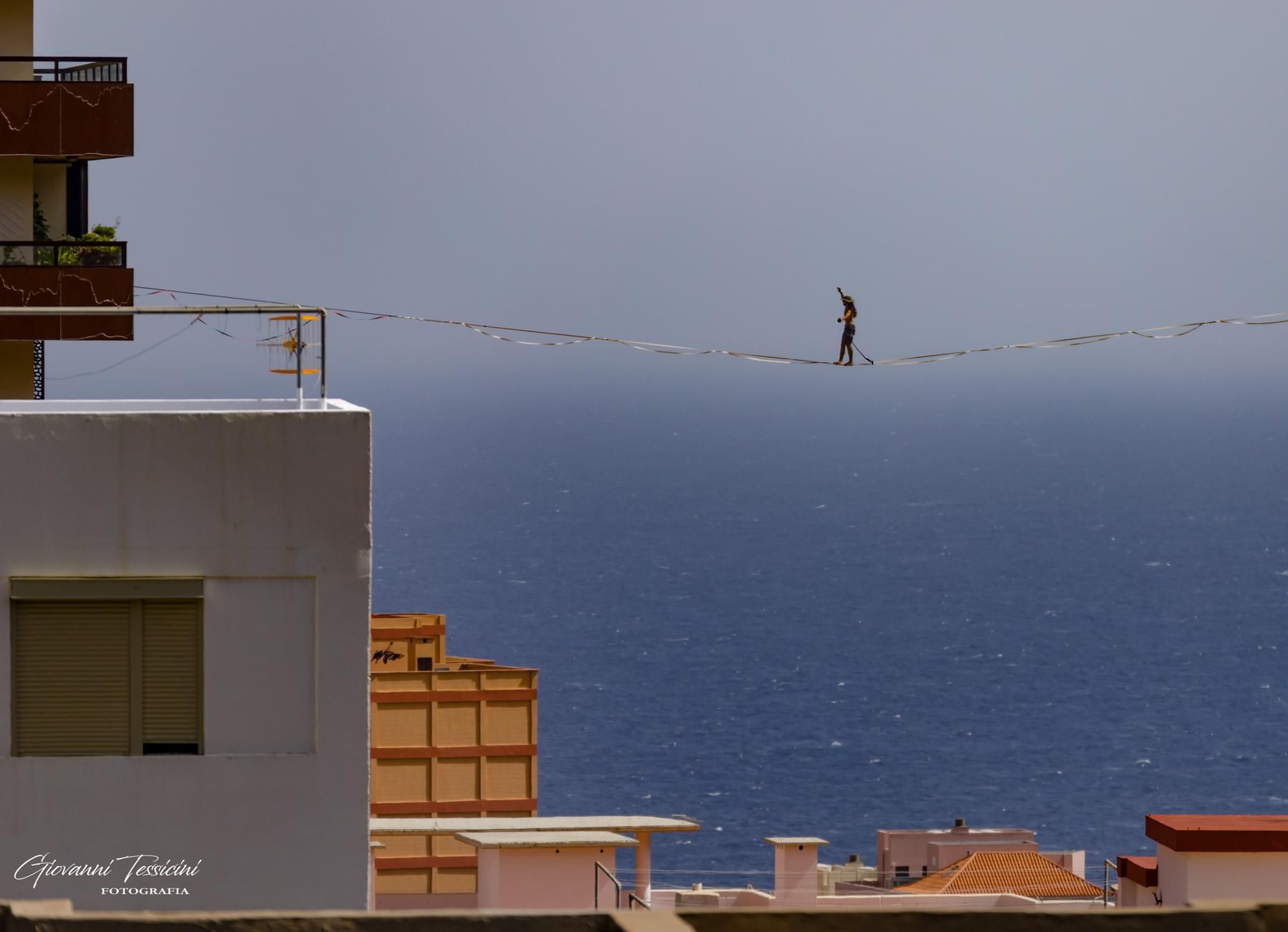 El viento reinante este viernes en Santa Cruz de La Palma está complicando la travesía a los equilibristas. Foto: GIOVANNI TESSICINI