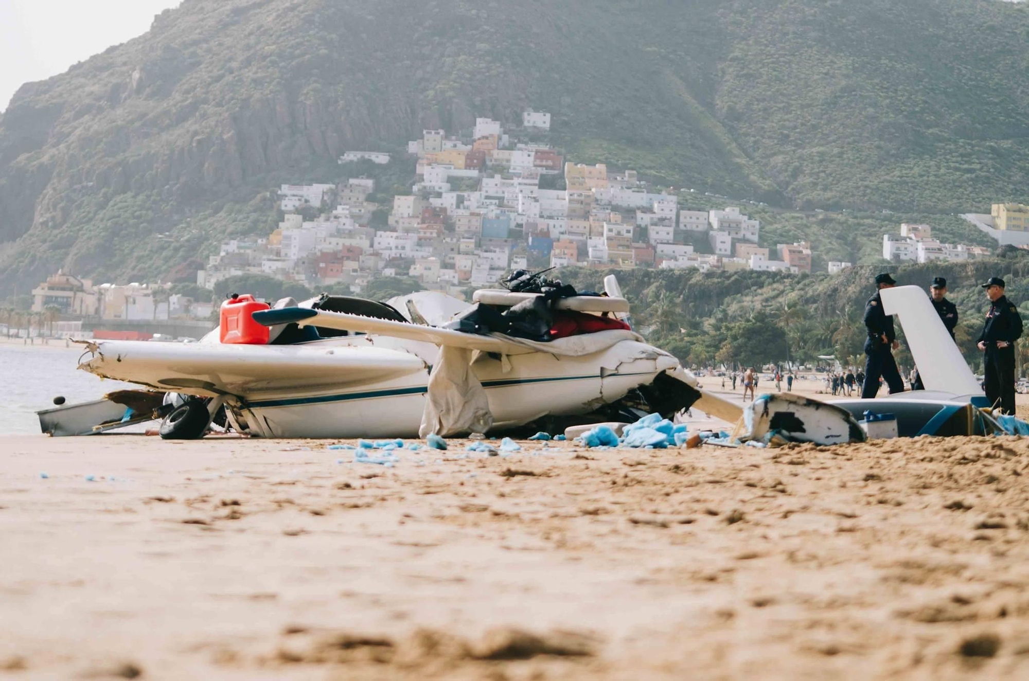 La aeronave, tendida sobre la arena tras colisionar contra el agua