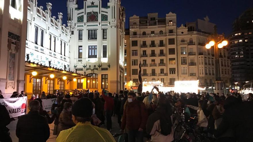 Los usuarios de Renfe en València estallan por el deficiente servicio: "¡Menos averías, más Cercanías!"