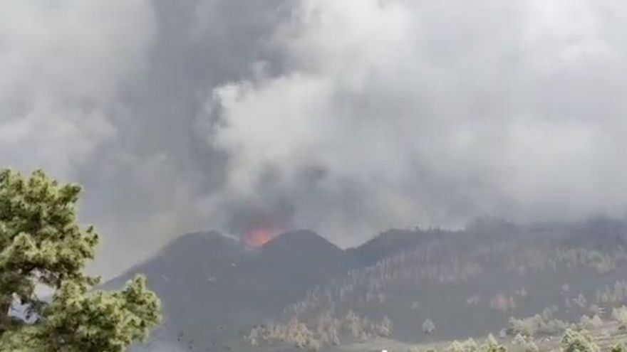 El volcán de La Palma se hace más explosivo: se abre una nueva boca eruptiva y se ordena el confinamiento de varias poblaciones