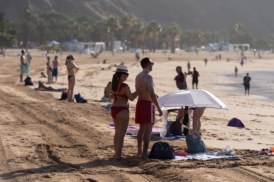 Primer día de apertura de playas en Canarias, con cientos de personas en Las Teresitas, Tenerife