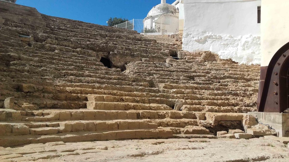 Con capacidad para 10.000 espectadores, este teatro romano es de los más antiguos y más grandes de la península
