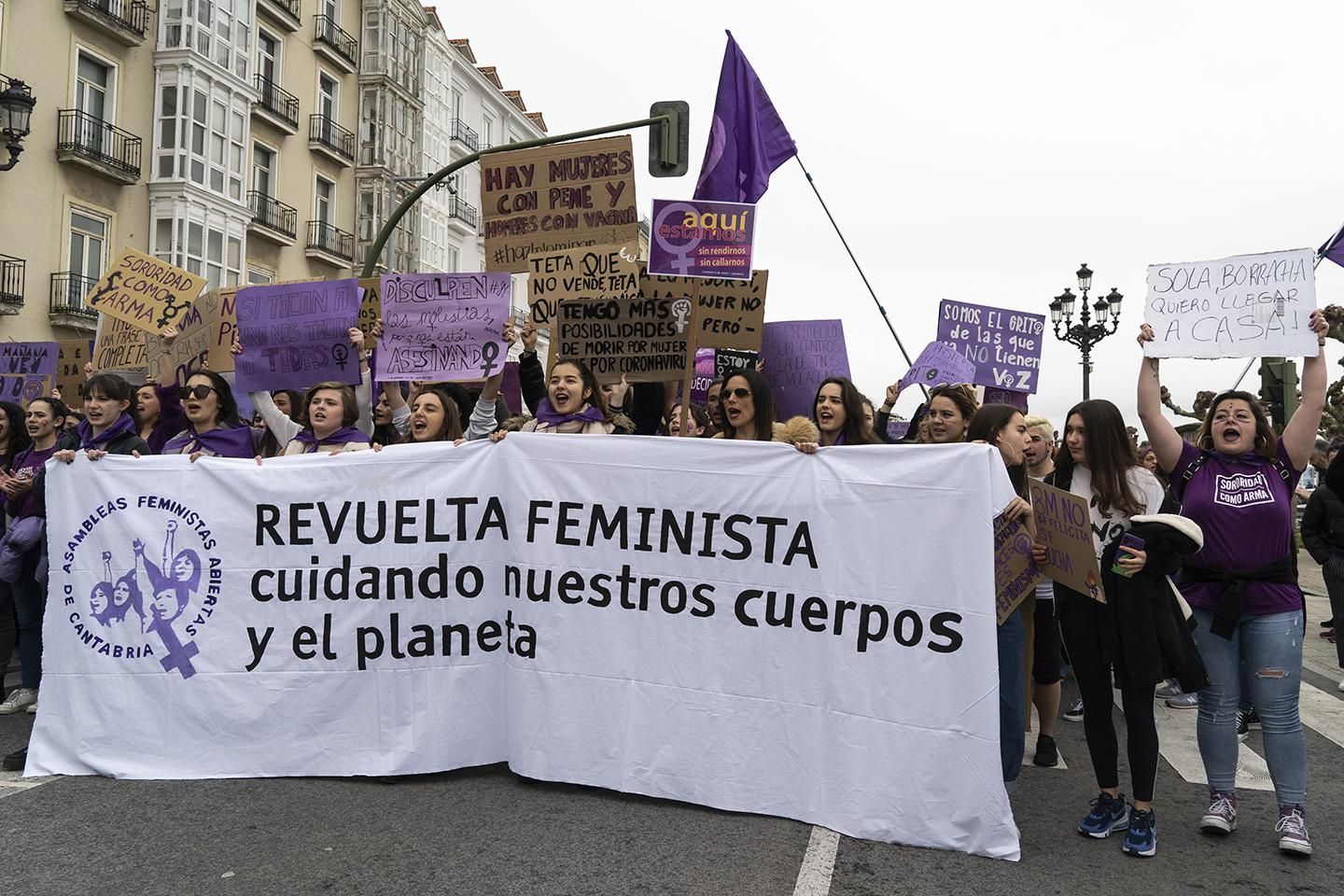 Manifestación feminista por el 8M en Santander. | JOAQUÍN GÓMEZ SASTRE
