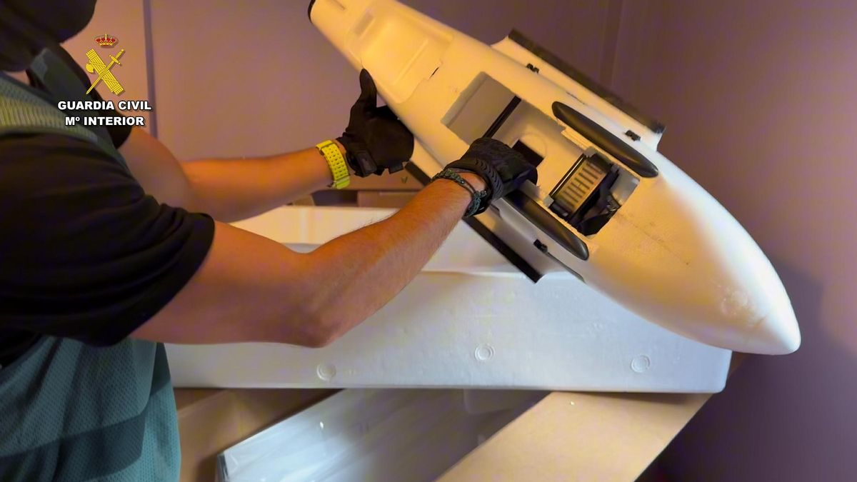 Un agente muestra uno de los drones aún sin ensamblar.