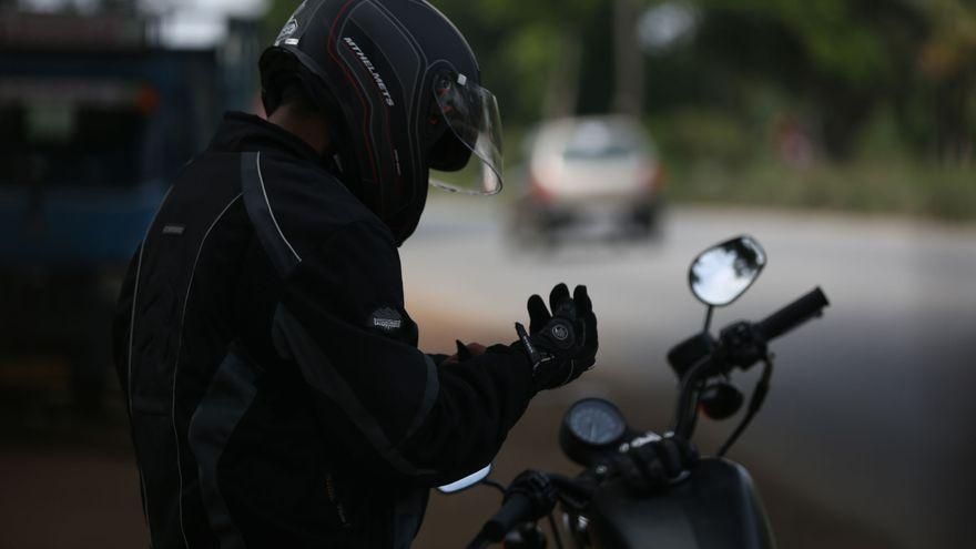 Un motorista resulta herido al chocar con un turismo en Guía de Isora, Tenerife