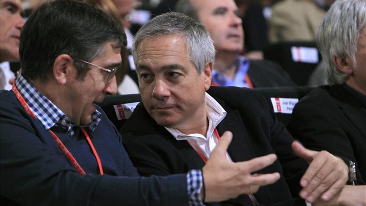 Pere Navarro (d), junto a Patxi López