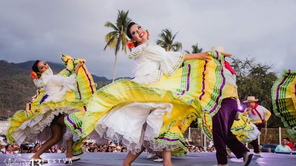 Un festival de folklore en pleno siglo XXI: Cádiz rescata el intercambio cultural con danzas y músicas de todo el mundo