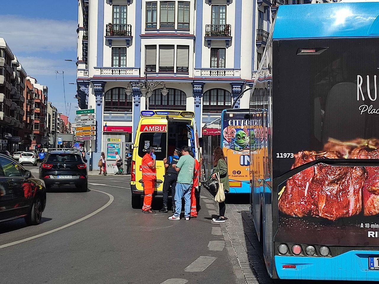 El herido fue atendido y trasladado por sanitarios de Sacyl en una ambulancia.