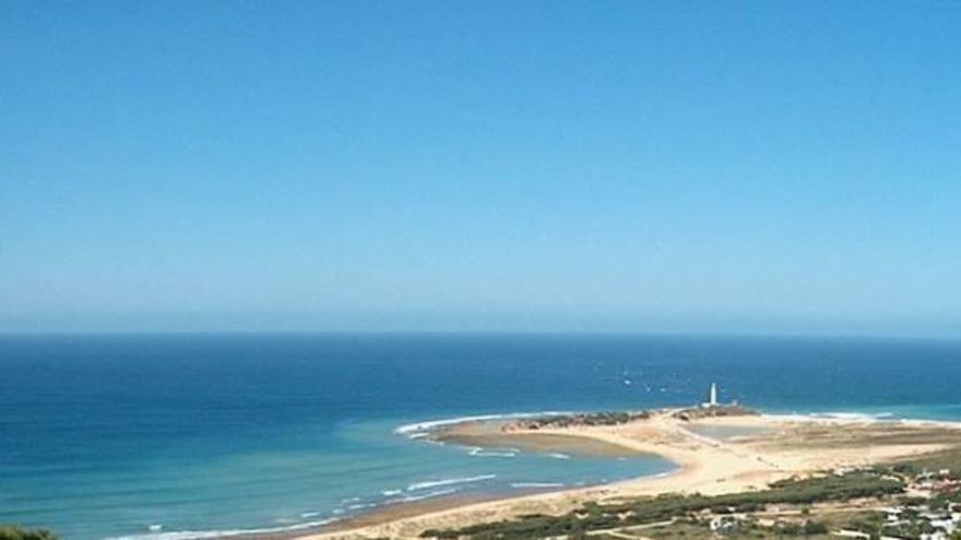 Un nuevo proyecto de restaurante en el faro de Trafalgar enciende la polémica en torno a privatizar espacios naturales