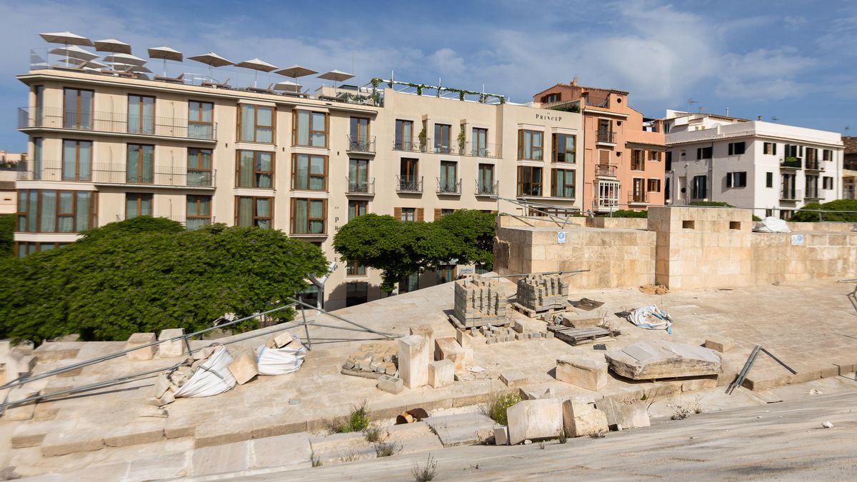 Materiales y restos de obra se acumulan sobre el baluarte, pendiente de culminar su rehabilitación definitiva