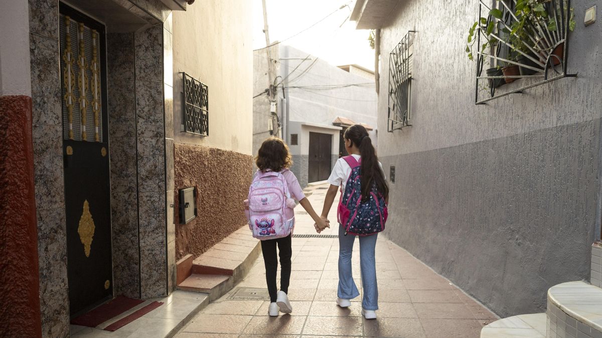 Salima y Melka en su camino al primer día de colegio