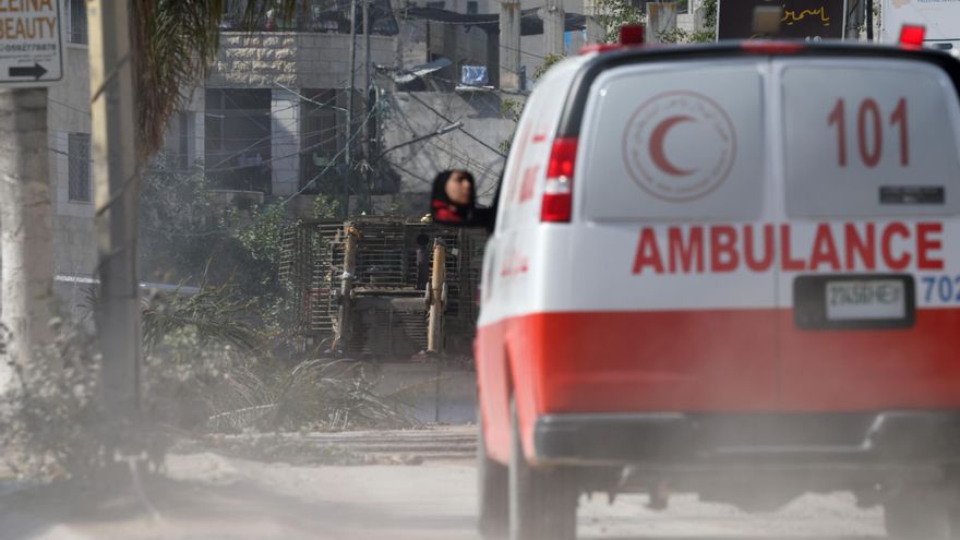 La Media Luna Roja denuncia que cuatro ambulancias están en paradero desconocido en Gaza tras el asedio israelí