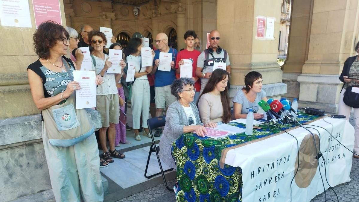 Harrera Sarea denuncia identificaciones policiales en Donostia durante sus actividades con personas sin hogar: "Ayudar no es un delito"