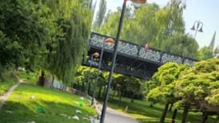 Suciedad en el Parque del Ebro tras una nueva noche de fiesta en Logroño