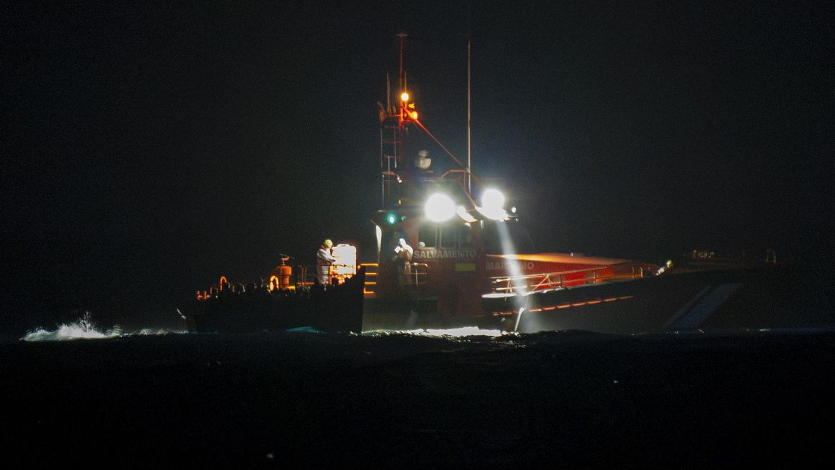 Salvamento Marítimo rescata una neumática con 41 migrantes y la lleva de madrugada a Lanzarote