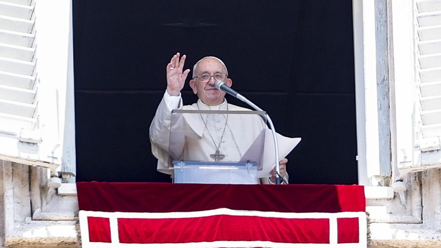 El papa Francisco en la ventana de sus dependencias en el Vaticano. EFE/EPA/FABIO FRUSTACI