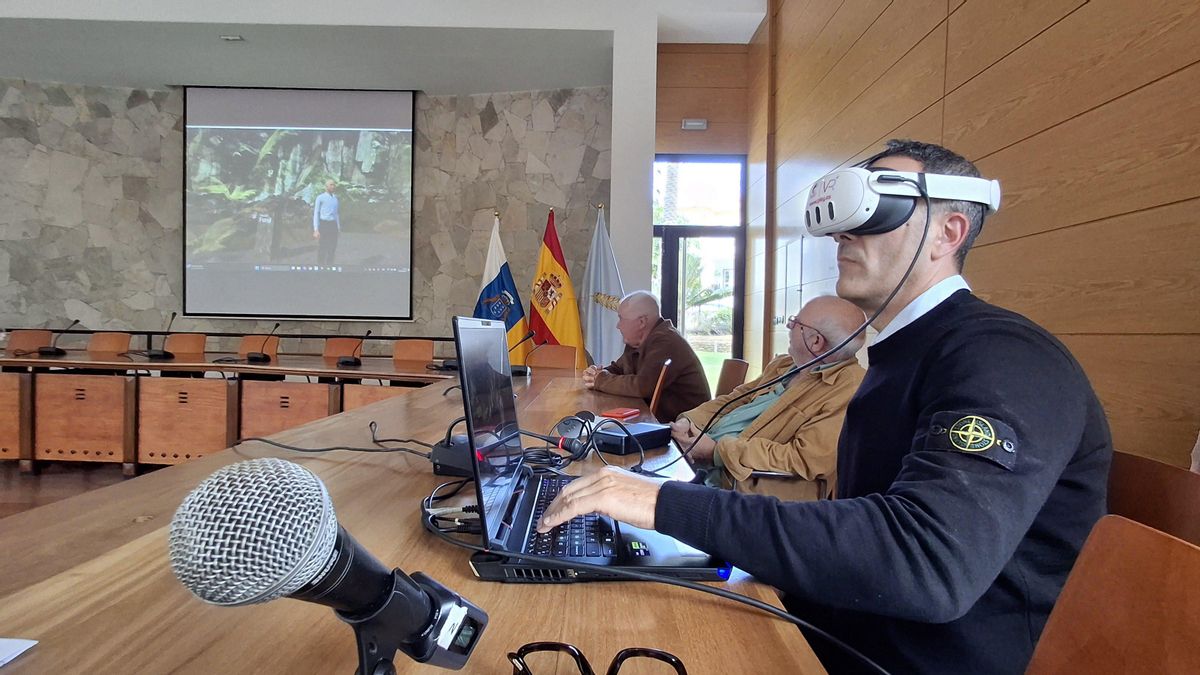 Un técnico hace una demostración de la imagen virtual que estará a disposición de los visitantes del Parque Cultural La Zarza.