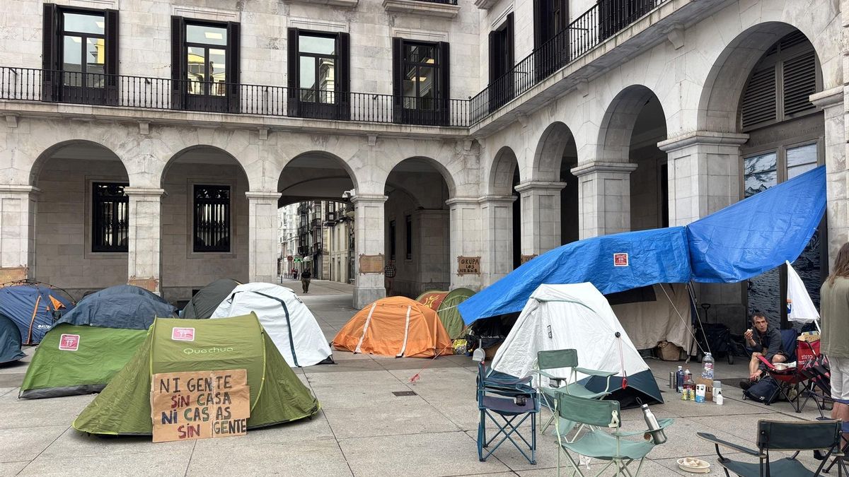 Acampada en la plaza Porticada de Santander por una vivienda digna.