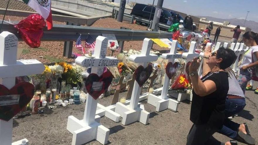 Una señora ora hoy, martes, junto a las cruces que fueron colocadas frente a la tienda Walmart en El Paso, Texas, lugar donde ocurrió una masacre.