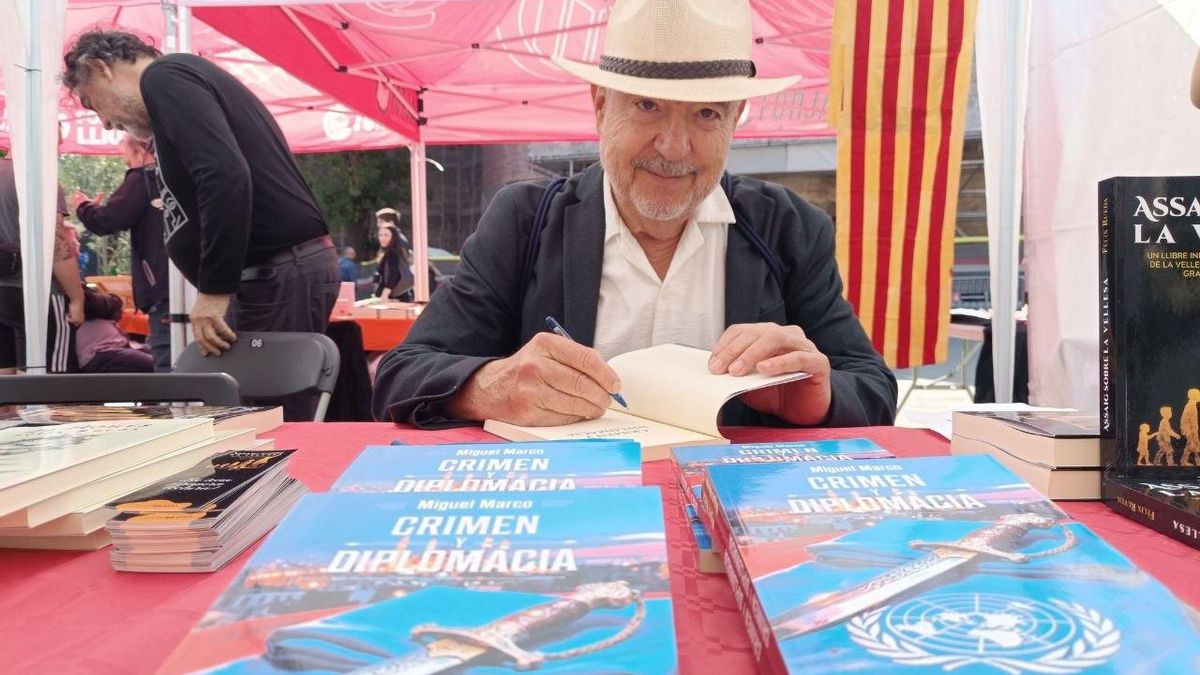 Miguel Marco, firmando ejemplares en la parada de Terra Ignota, en la Plaça de la Catedral