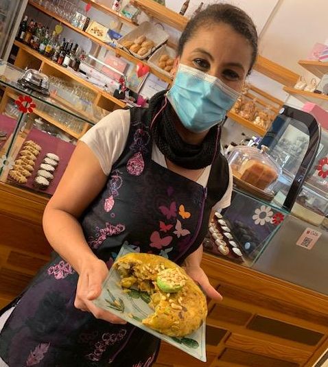 Hayat, chef y propietaria de El Dulcito, con su tortilla ganadora de la I Ruta de Tortillas de Arucas.