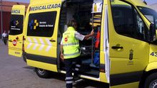Una iniciativa parlamentaria plantea devolver a manos públicas el servicio de ambulancias en Canarias