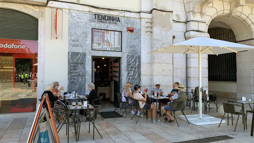 En la imagen, clientes del restaurante 'Tendinha', en la Plaza Don Pedro IV, conocida como 'Rossio', en Lisboa