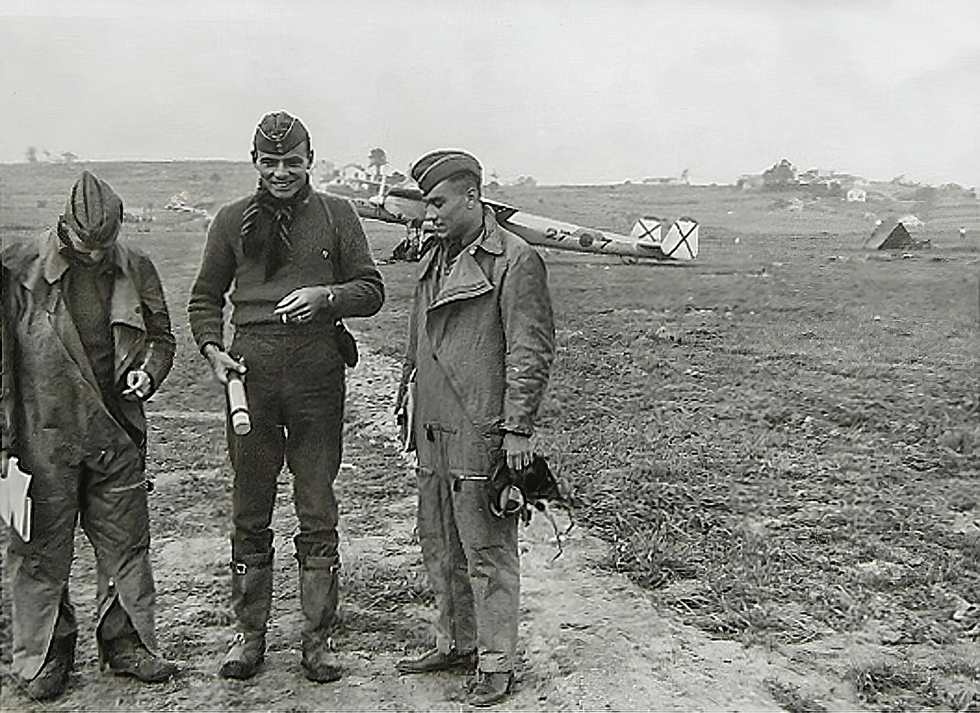 Grupo de pilotos de la escuadrilla de reconocimiento A/88 de la Legión Cóndor, posan en La Albericia delante de un Dornier DO-17, popularmente conocidos como 'Bacalao'.
