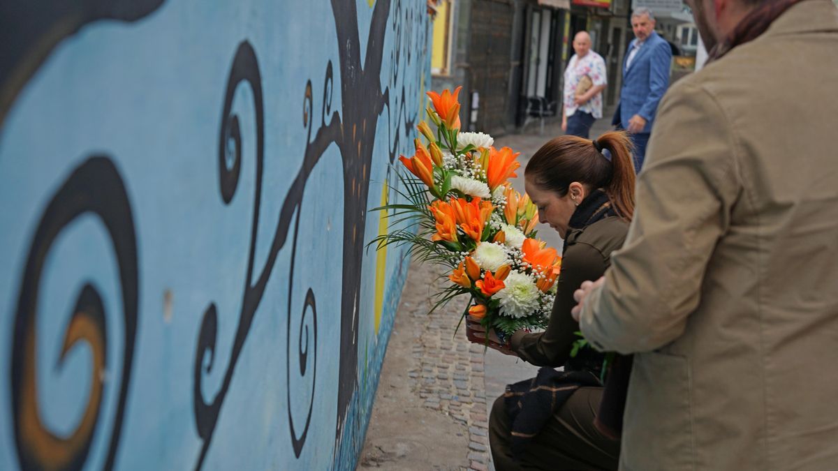 La alcaldesa de Arona, Fátima Lemes, rinde homenaje a las víctimas del derrumbe de un edificio en el municipio en 2016