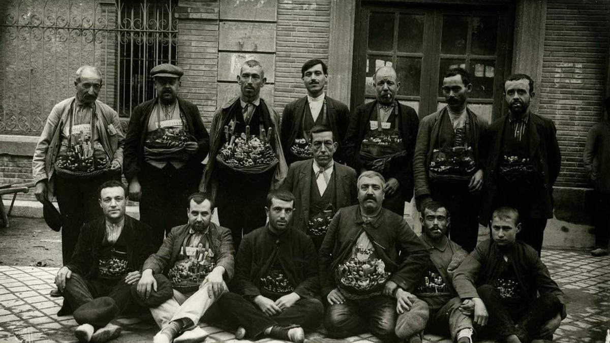 Famosa fotografía de Luis Escobar de los vendedores de cuchillos en Albacete, en el año 1923