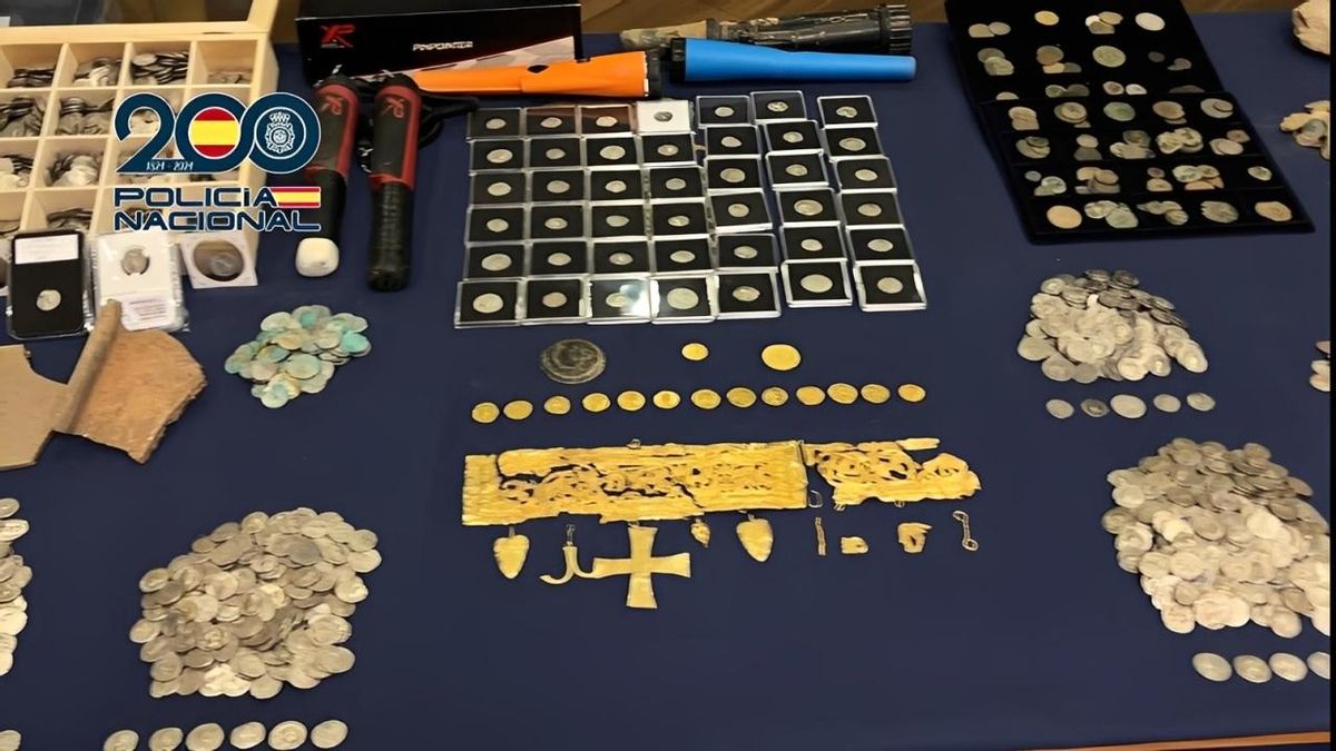 Recuperan en León una corona visigoda de oro del siglo VI y miles de piezas saqueadas con detectores en yacimientos