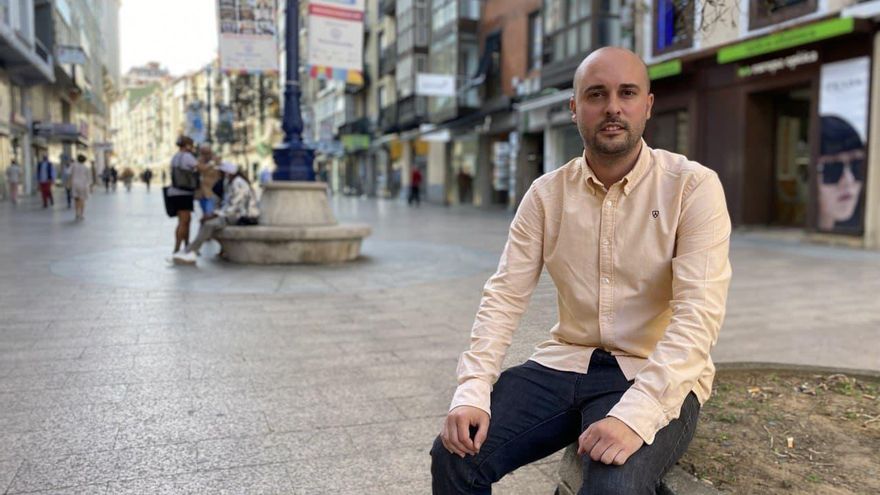 Israel Ruiz Salmón (IU), en la calle Burgos de Santander.