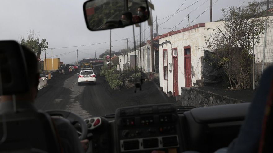 Entrada en guagua a Las Manchas durante una visita para los medios de comunicación organizada por el Gobierno de Canarias.