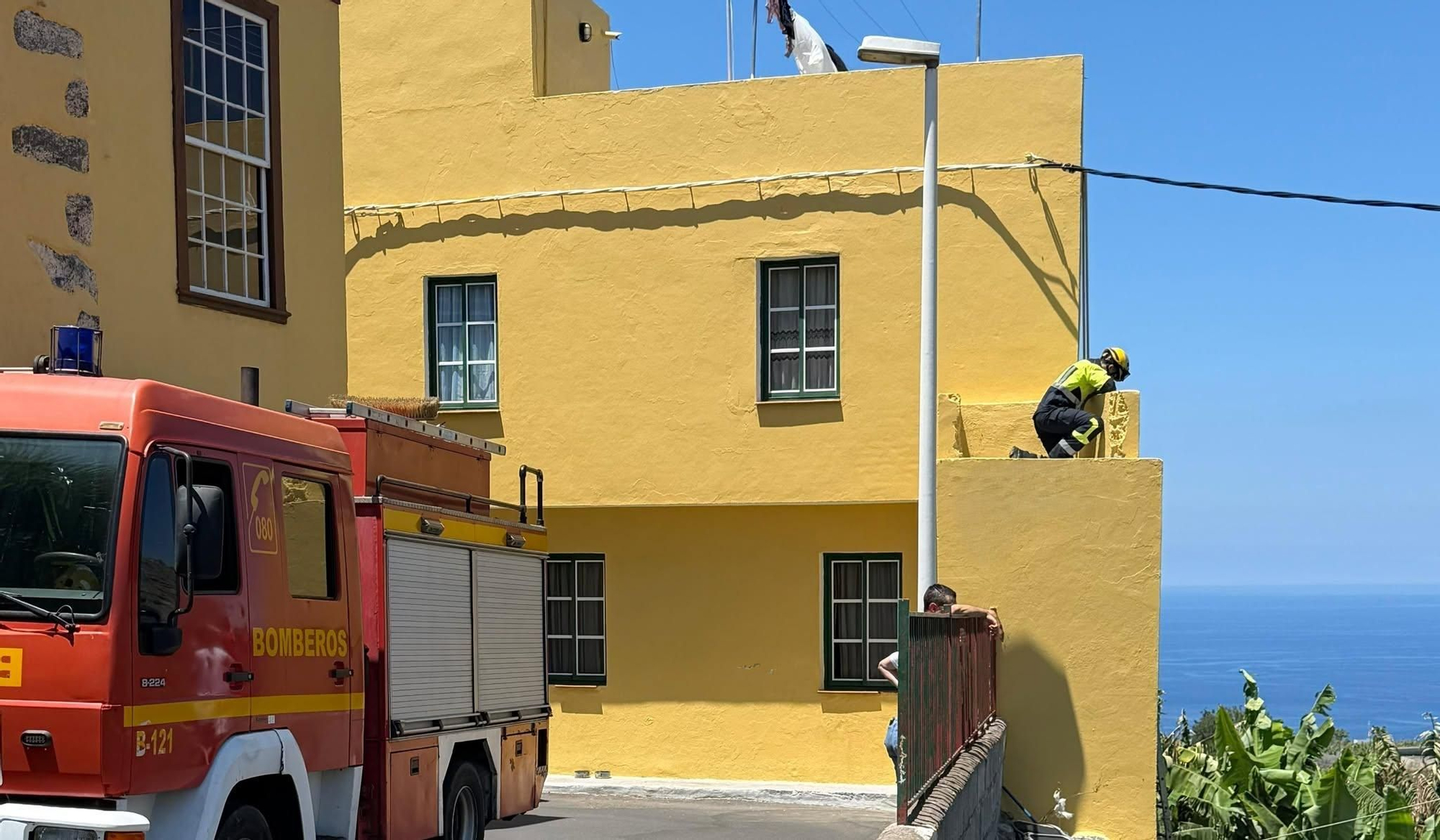 Un bombero en el rescate del gato atrapado en un tubo de desagüe  en Los Llanos de Aridane.