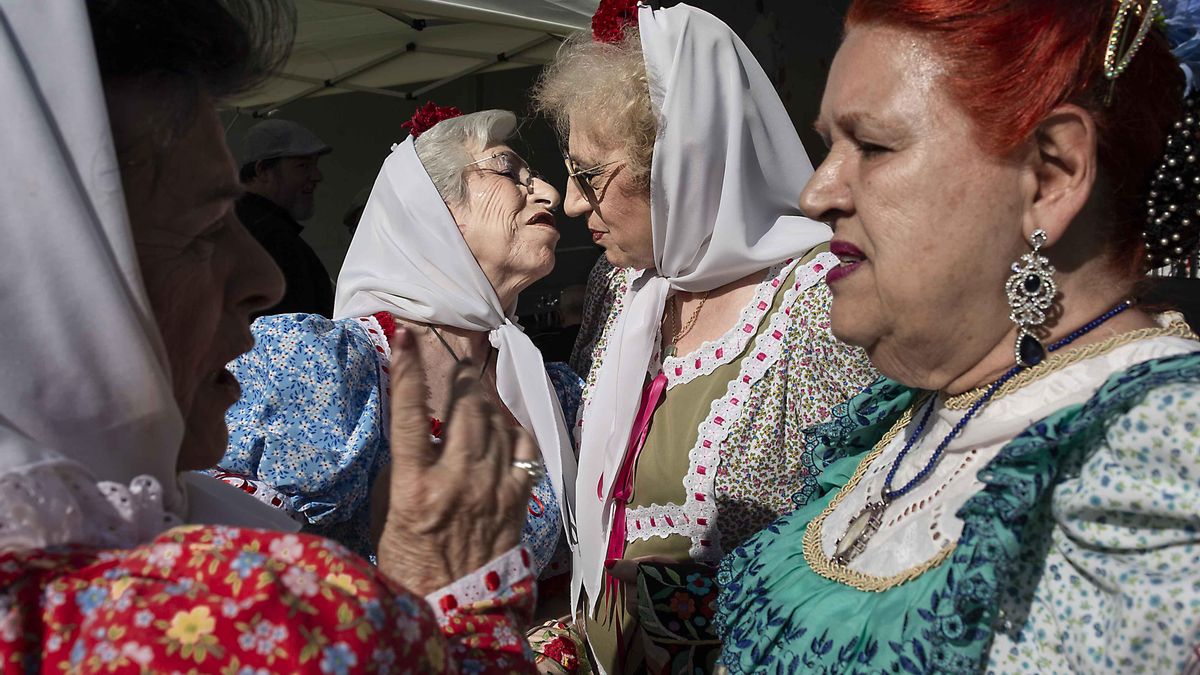 Varias mujeres con vestidos de chulapa por San Isidro.