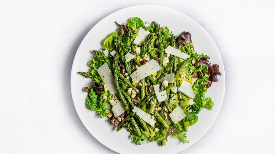 Cuatro ensaladas refrescantes con espárragos para una cena fácil, rápida y nutritiva