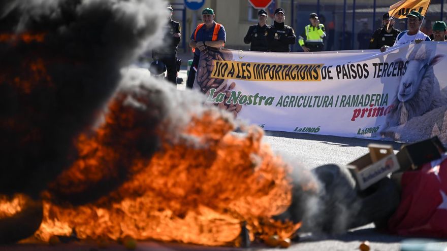 Los agricultores castellonenses escenifican su “hartazgo” cortando el acceso al puerto