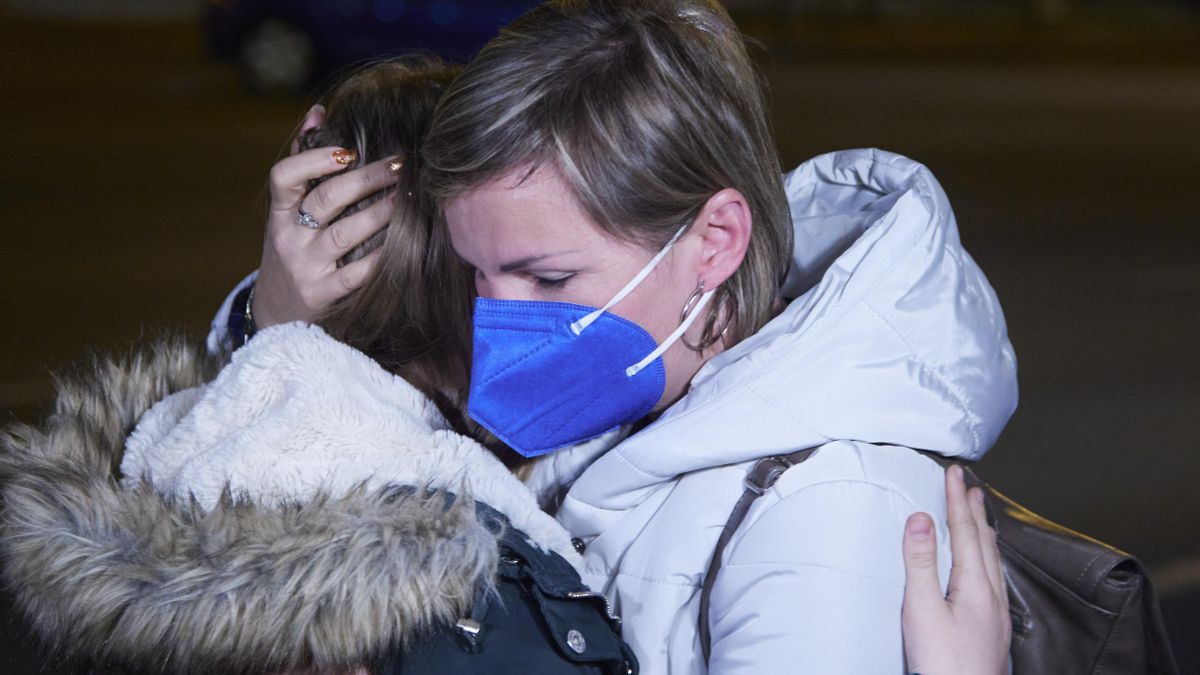 Una madrea abraza emocionada a su hija recién llegada de ucrania durante la llegada de ucranianos a Sevilla por la invasión de Rusia, a 8 de marzo de 2022 en Sevilla (Andalucía, España)