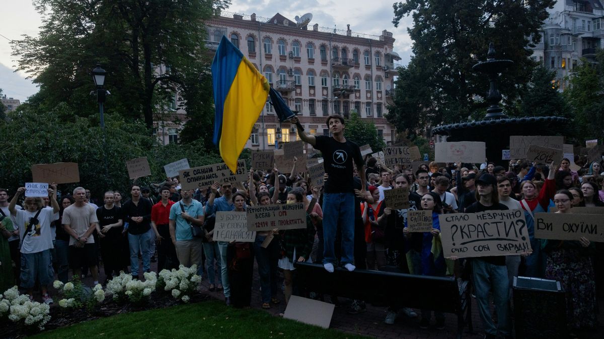 Manifestantes en el centro de Kiev contra la ley que reduce los poderes de las instituciones anticorrupción.