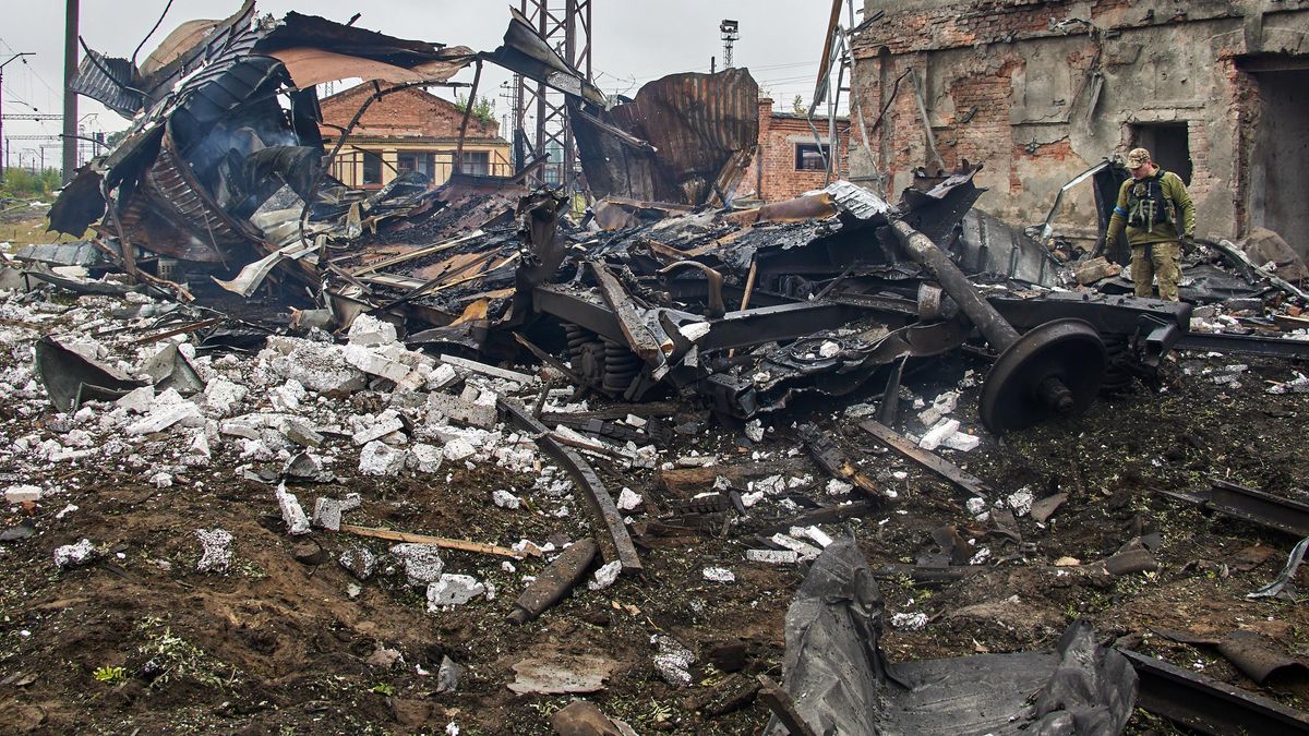 Un militar ucraniano observa un vagón de carga destruido atascado en los bombardeos rusos, en Járcov (Ucrania) este 21 de septiembre. EFE/EPA/SERGEY KOZLOV