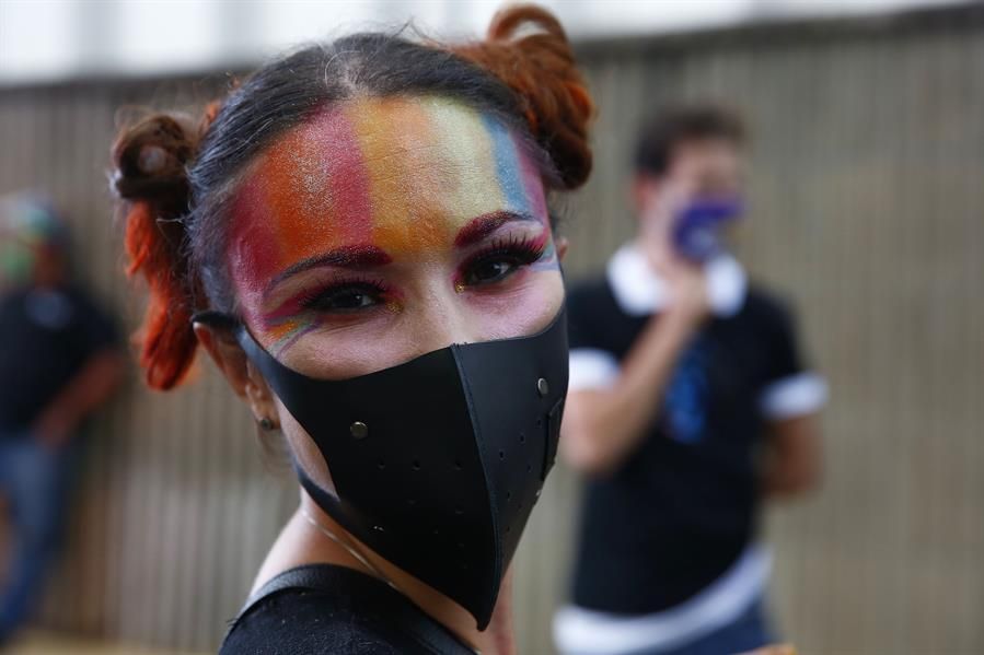 Una mujer participa este sábado en "La Caravana de la Diversidad" por las calles de Medellín (Colombia) / EFE/Luis Eduardo Noriega A.