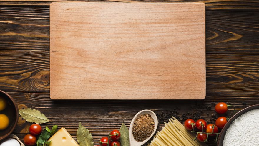 Esta es la forma de limpiar la tabla de cortar de tu cocina para que no sea un cúmulo de bacterias