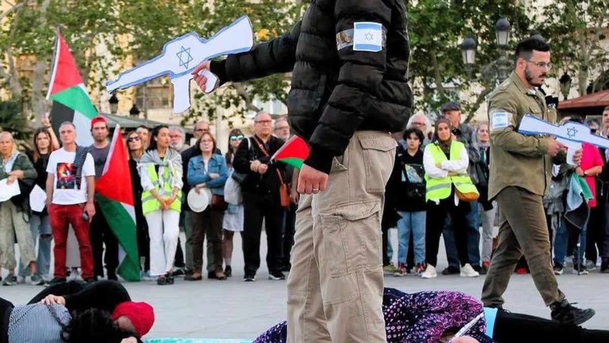 Performance del colectivo 'Voces por Palestina' interpretada en una concentración del 13 de abril de 2024.