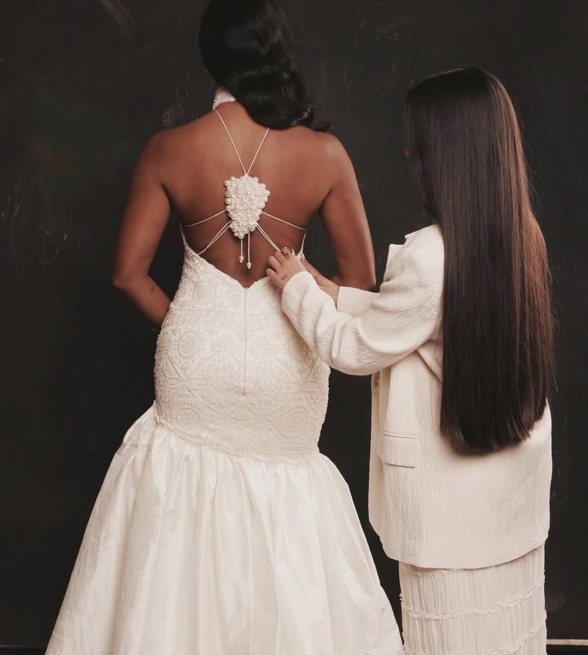 Barreto coloca un detalle de un vestido de su creación que la cantante Nía lució en las campanadas de RTVC.