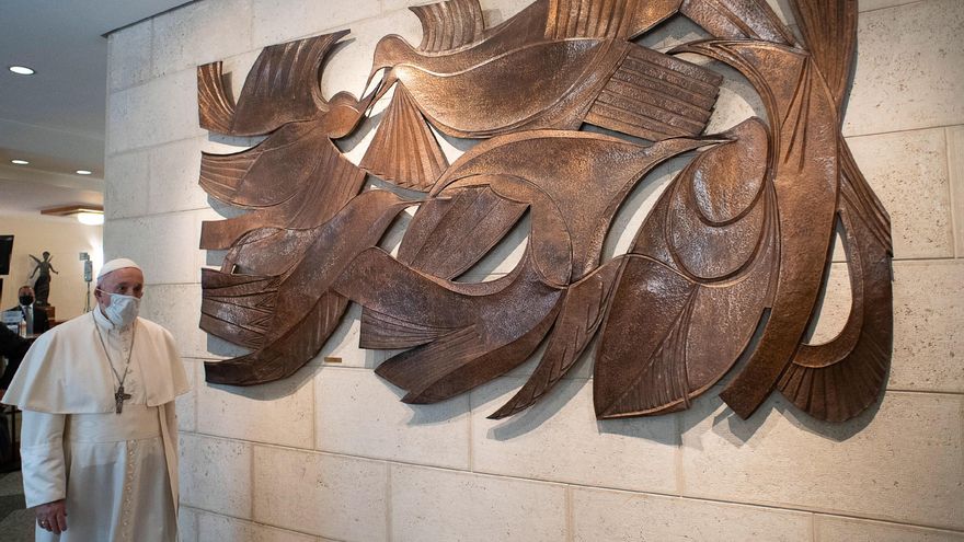 Francisco habla con refugiados y "sintecho" tras ver un documental sobre él