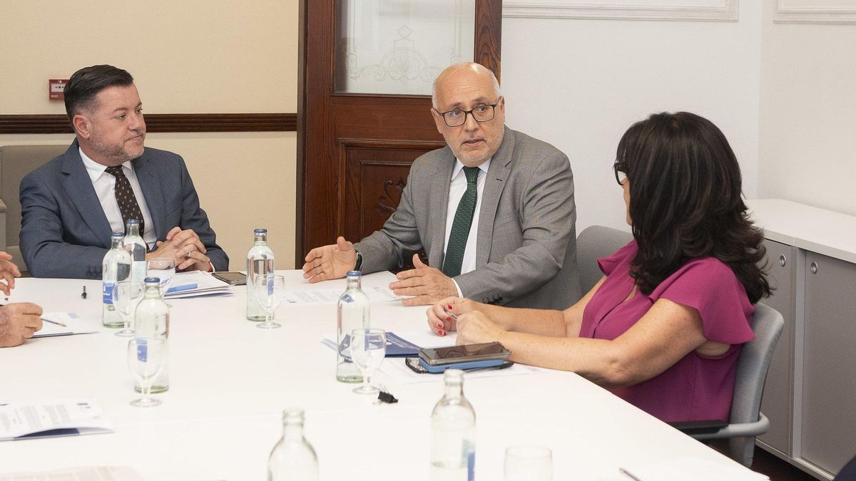 El presidente de Gran Canaria, Antonio Morales, junto al consejero de Presidencia y Movilidad Sostenible, Teodoro Sosa, en la apertura del Consejo Científico de la Reserva de la Biosfera.