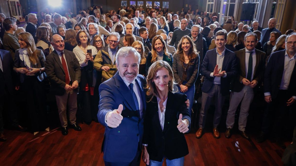 El PP cierra su campaña en Aragón con el polémico grupo que cantó 'Vamos a volver al 36' en un evento de Vox