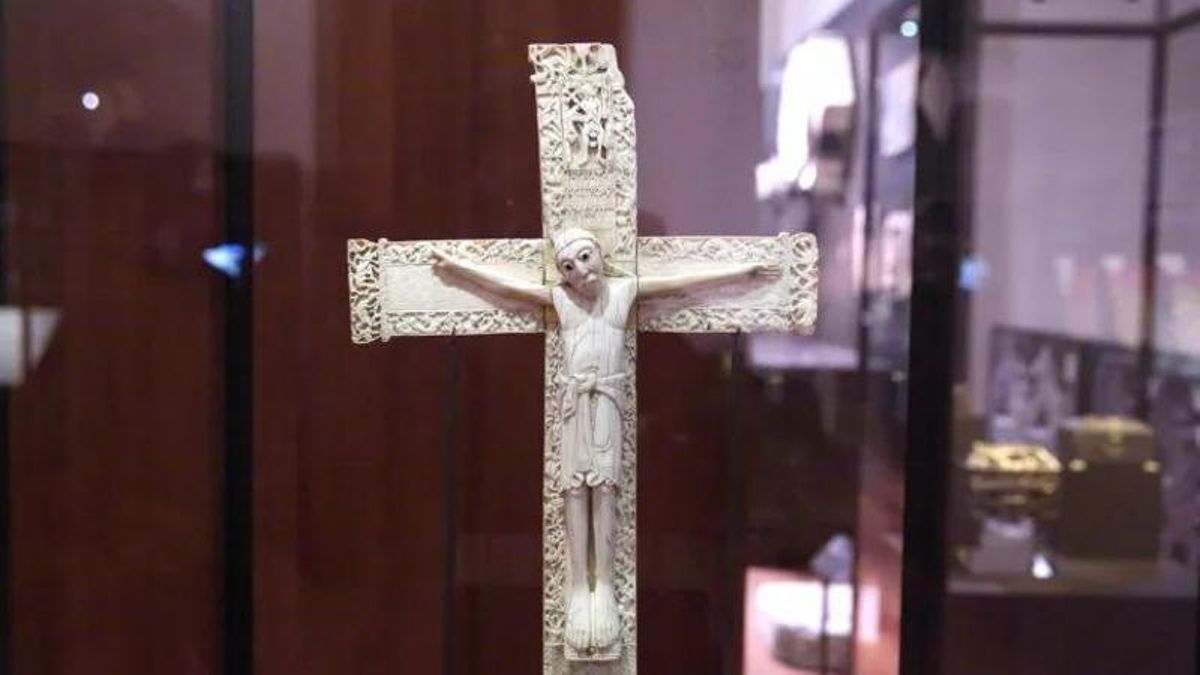 Cruz de marfil de Fernando I y Sancha, actualmente en el Museo Arqueológico Nacional.