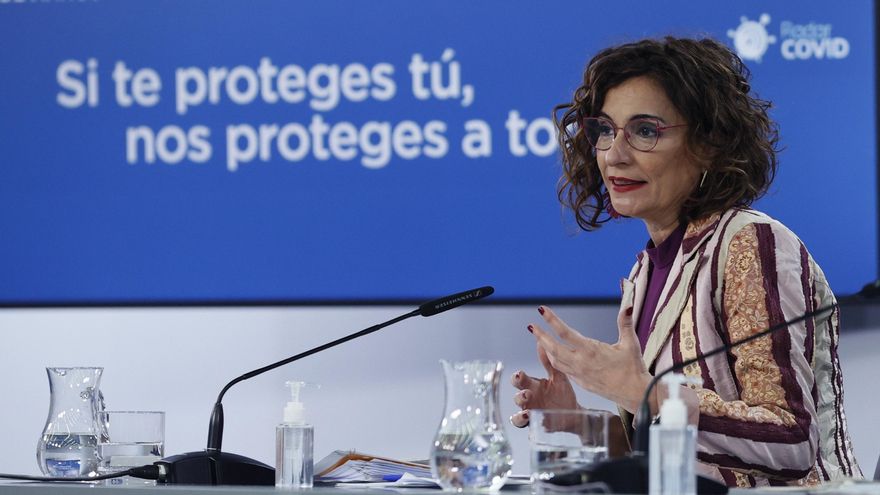 La ministra de Hacienda y portavoz del Gobierno, María Jesús Montero, da una rueda de prensa tras la reunión semanal del Consejo de Ministros, este martes, en el complejo del Palacio de La Moncloa, en Madrid. EFE/Ballesteros
