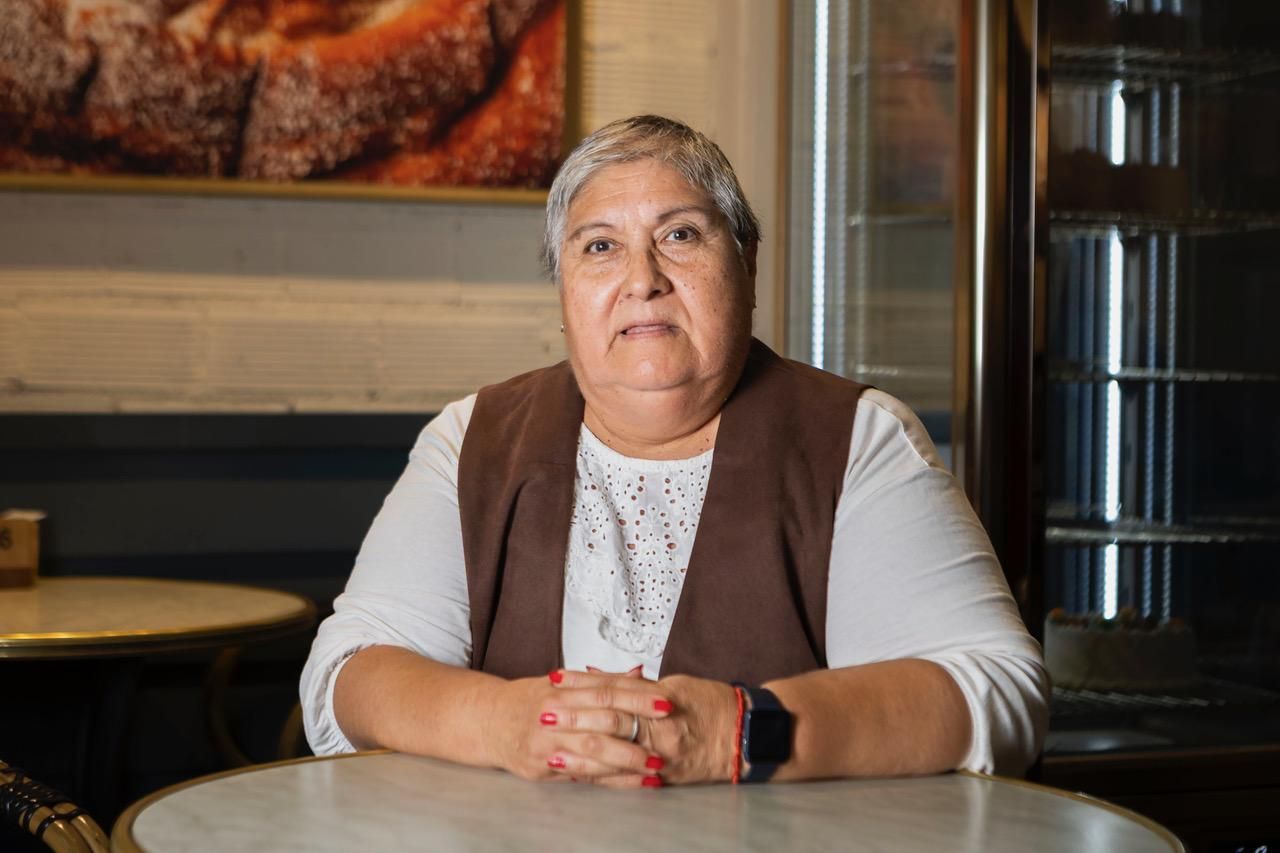 Silvia Contreras, la més veterana del quartet; nascuda a Buenos Aires de pare argentí i mare xilena, va venir a Espanya fa cinquanta anys i gairebé tota la seva vida laboral l'ha passada netejant hotels: està recentment jubilada